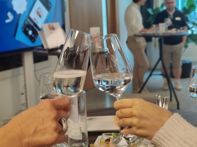 Zwei Personen stossen am Apéro an