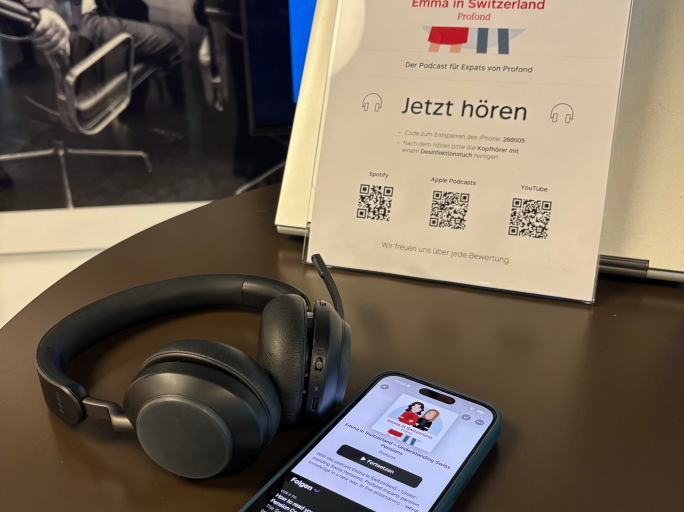 iPhone, Kopfhörer und Aufsteller mit Profond Podcast für Expats