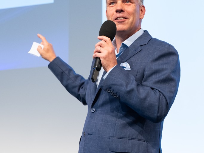 Profond CEO Laurent Schlaefli spricht in ein Mikrofon