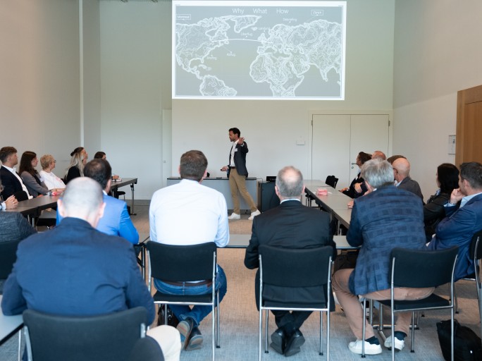 Präsentation mit mehreren Personen in einem Raum