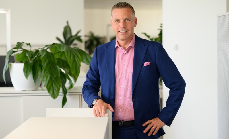 Laurent Schlaefli steht im Büro