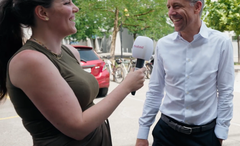 Strasseninterview mit zwei Personen