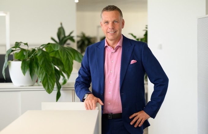 Laurent Schlaefli steht im Büro