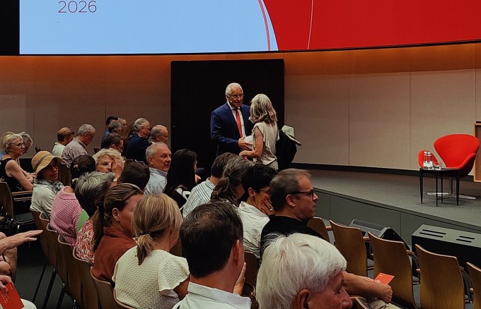 Stiftungsratspräsident Peter E. Bodmer schüttelt die Hand einer Gästin an Generalversammlung