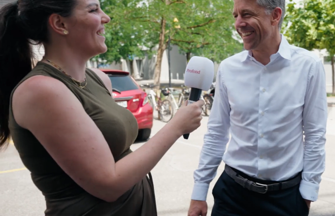 Strasseninterview mit zwei Personen